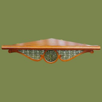 Etajera mica cu ornament metalic presat 